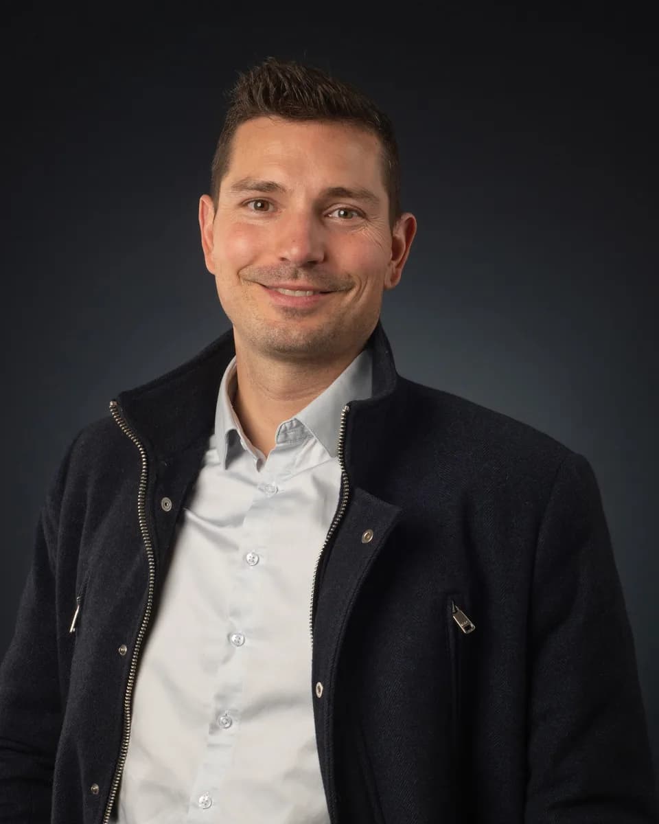 Portrait d’Alex Gaines, agent immobilier sur la Côte basque